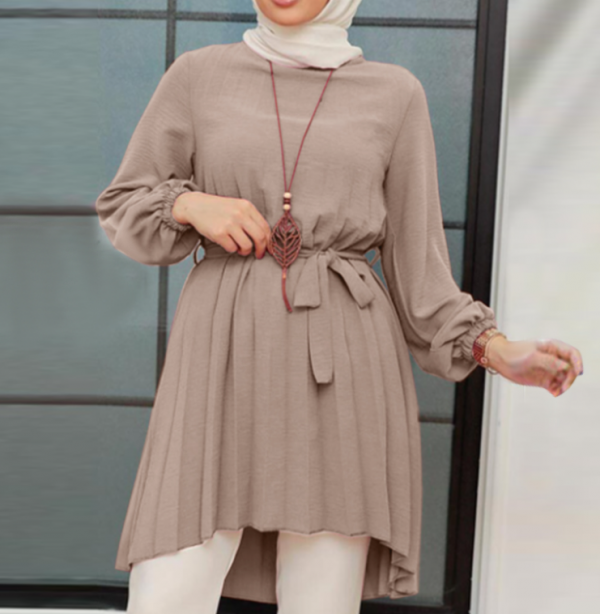 Blus dengan potongan longgar dan aksen kerah tinggi